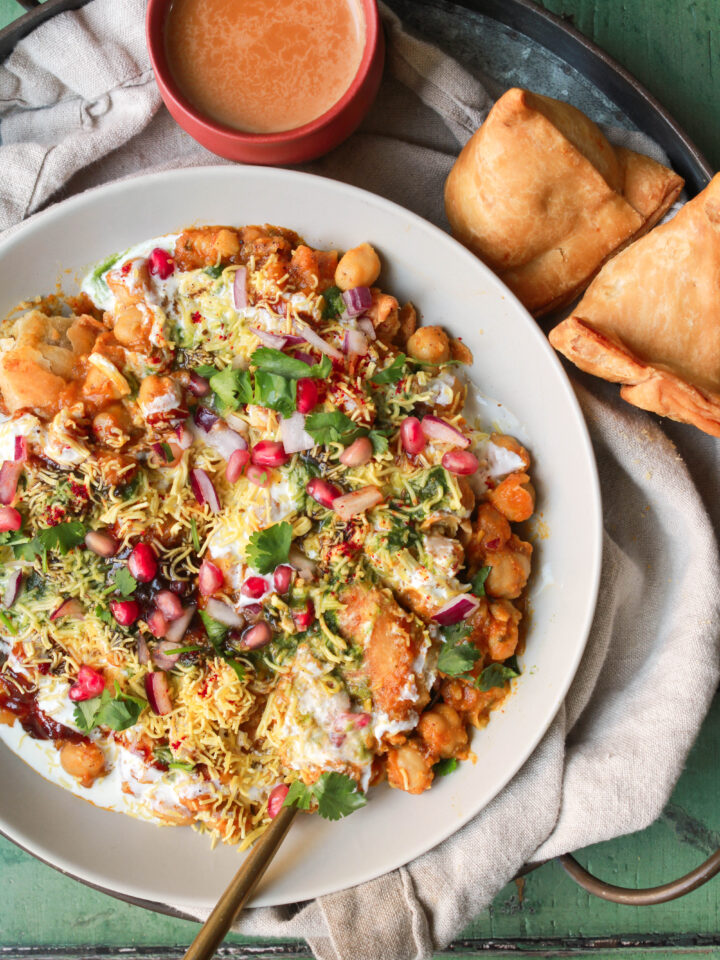 Samosa Chaat Recipe with Chole | Street Style Samosa Chaat
